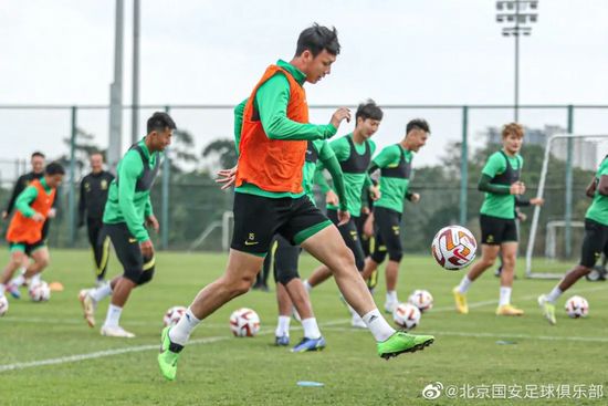 据全市场报道，埃尔马斯同意加盟莱比锡，莱比锡也已经向那不勒斯报价2500万欧元。
